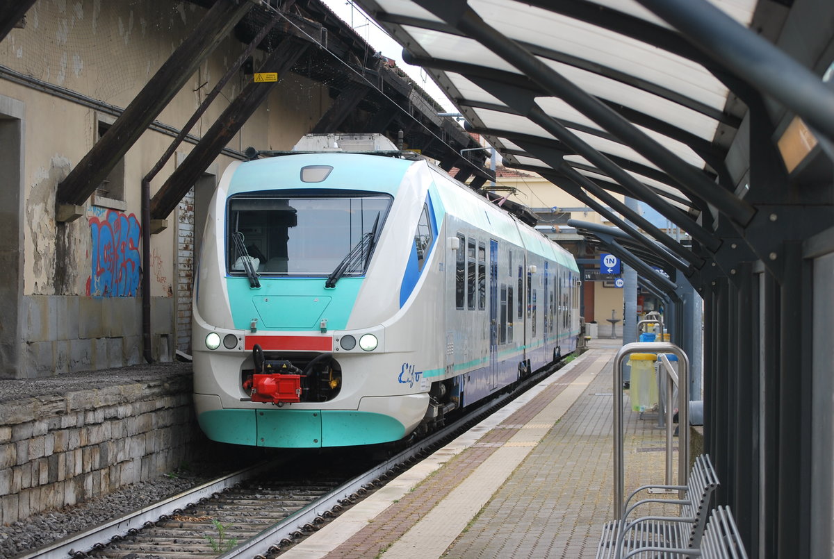 Triebzug  Elfo  der LFI nach Stia wartet im Bhf Arezzo auf Abfahrt. 8. Oktober 2016.