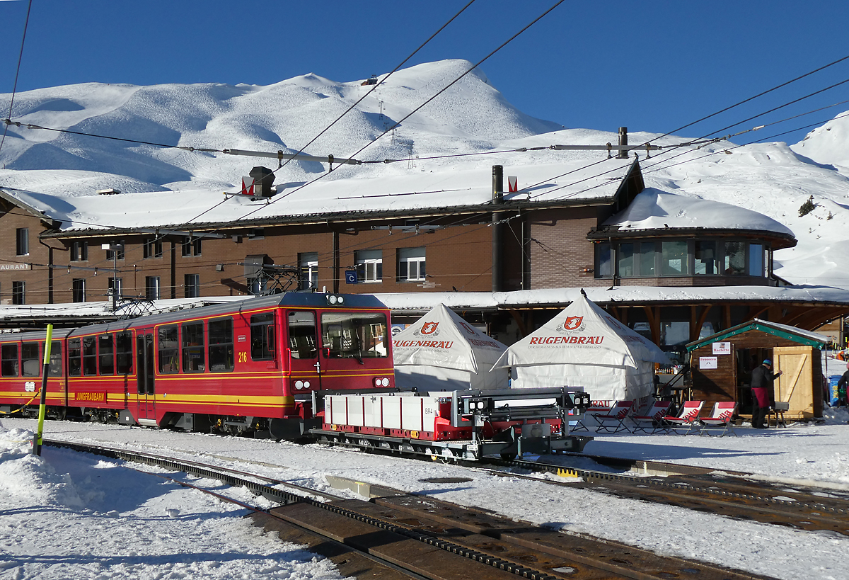 Triebzug der Jungfraubahn in der Station Kleine Scheidegg (2061 müM) mit Vorstellwagen. Kleine Scheidegg, 11.1.2024