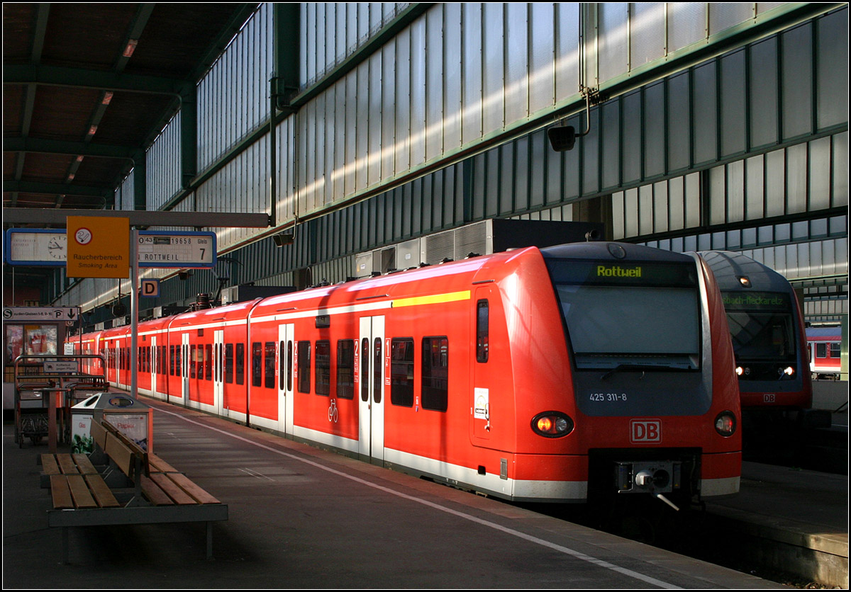 Triebzug, im Licht der Sonne -

Stuttgart Hauptbahnhof, 09.10.2005 (M)