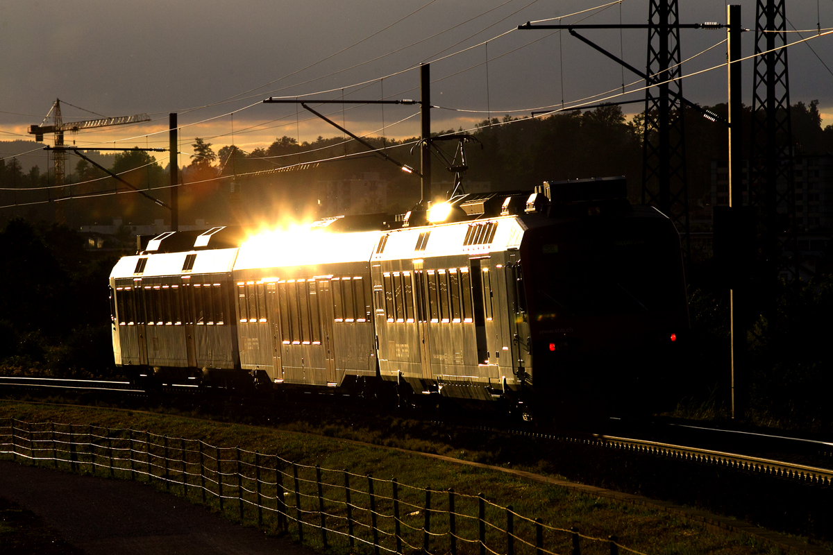 Triebzug RBDe 560 als S6 fährt am späten Abend in Bollingen vorbei.Bild August 2015