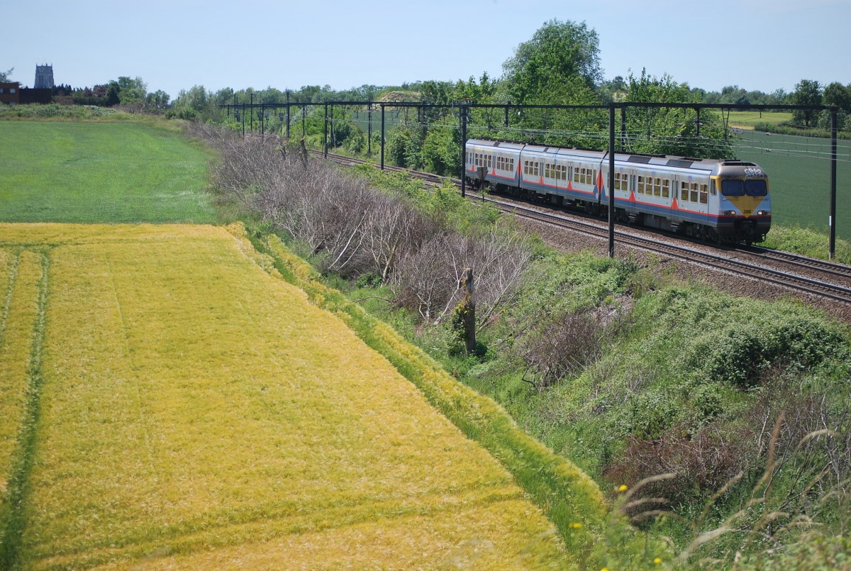 Triebzug der Reihe AM 80 Nr. 386 (IR-Zug Lüttich-Antwerpen) fährt vom Bahnhof Tongeren ab. 6. Juni 2014.