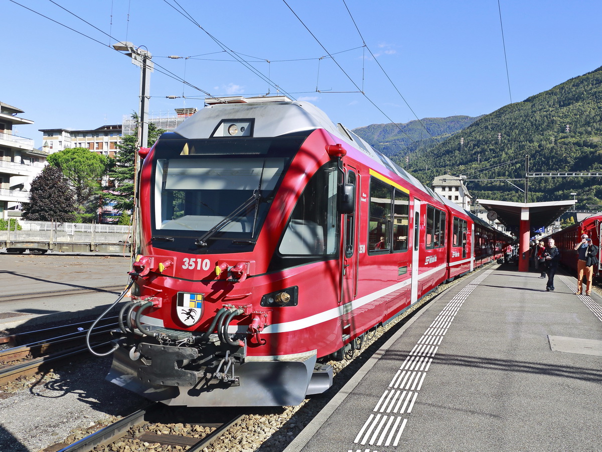 Triebzug der  Rhätische Bahn ABe 8/12 3510 bei der Ausfahrt aus dem Bahnhof Tirano am 10. Oktober 2019.