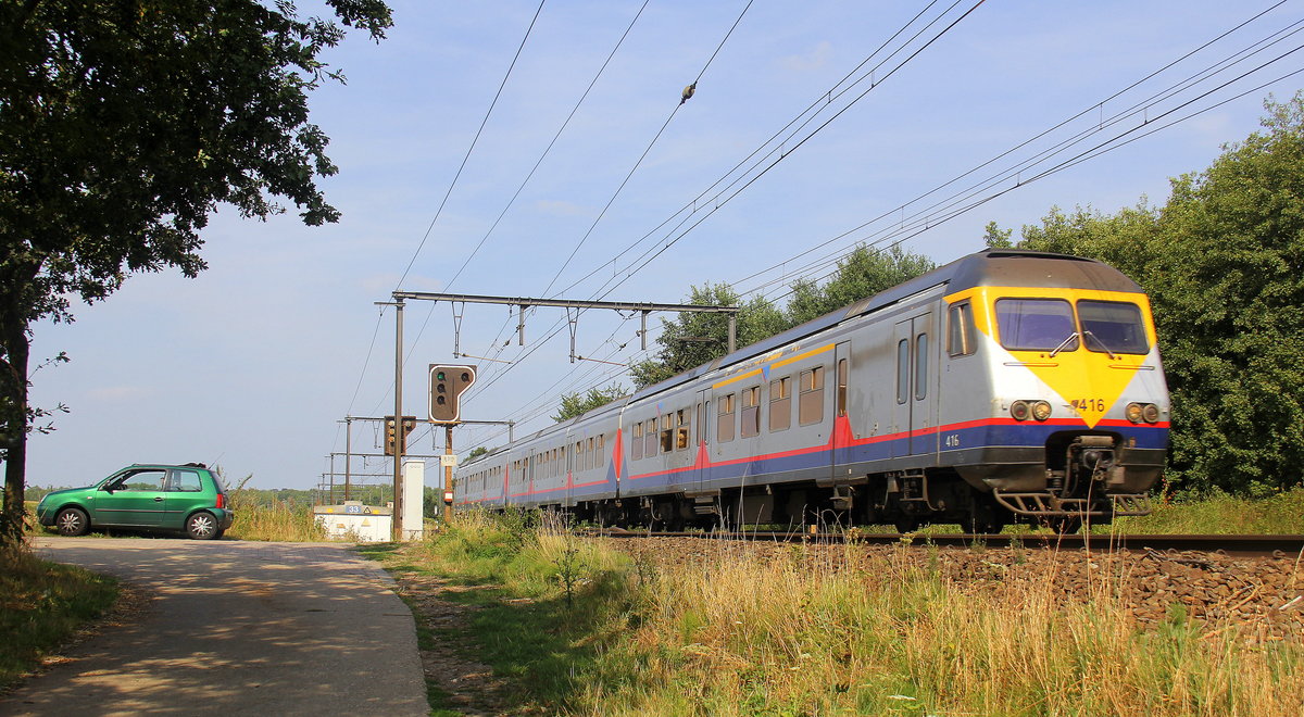 Triebzug von der SNCB 416  fährt als R 5363 von Hasselt(B) nach Maastricht(NL) und kommt aus Richtung Hasselt(B) und fährt in Richtung Tongeren(B) und hält gleich in Tongeren(B) und fährt dann weiter in Richtung Liège(B). 
Aufgenommen an einem Weg in s'Herenelderen(B).
Bei Sommerwetter am Nachmittag vom 16.8.2018.