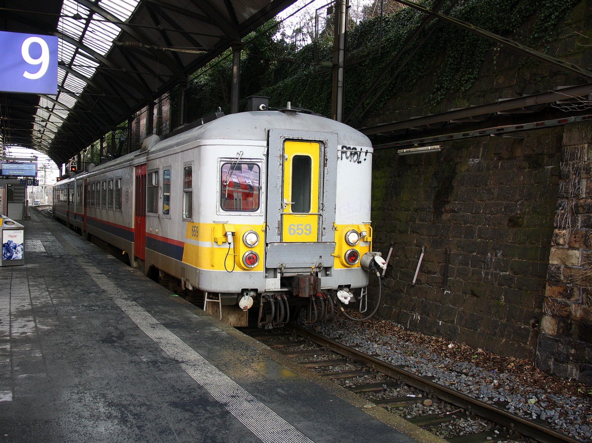 Triebzug der SNCB 659 von Aachen-Hbf nach Spa-Géronstère(B) bei der Abfahrt in Aachen-Hbf und fährt in Richtung Belgien.
Bei schöner Wintersonne am Nachmittag vom 31.1.2015. 