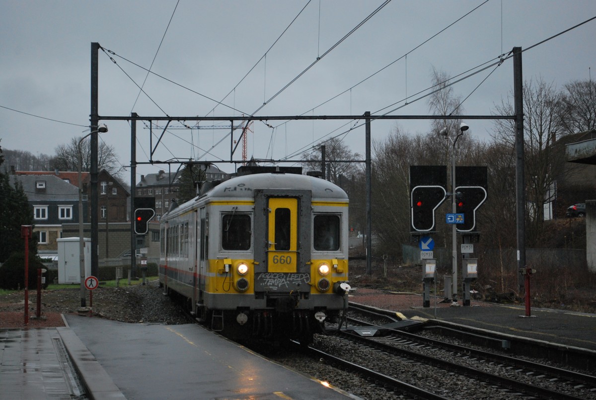 Triebzug der SNCB (AM 70 Nr. 660) in Richtung Aachen Hbf (L-Zug) kommt im Bhf Spa am regnerischen 14. Januar 2015) an.