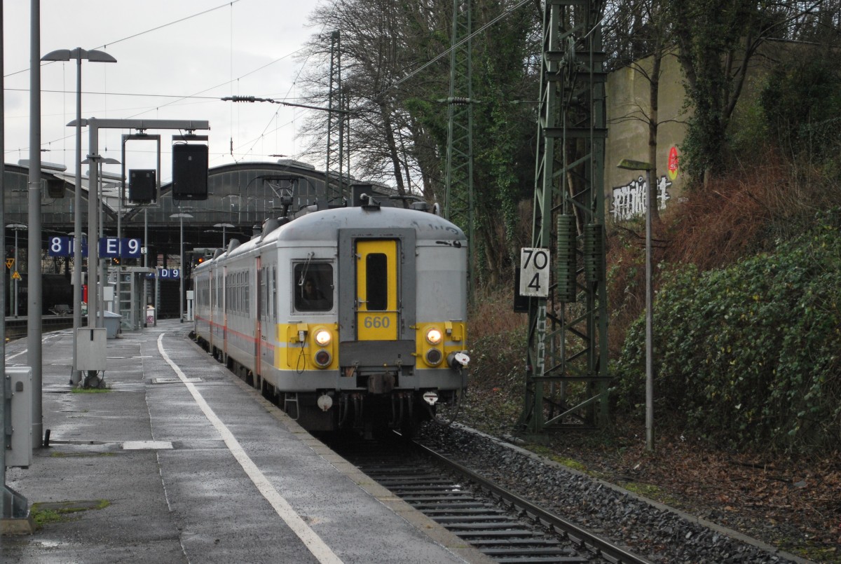 Triebzug der SNCB (AM 70 NR. 660) fährt am 14. Janaur 2015 von Aachen Hbf in Richtung Spa-Géronstère (EuregioAIXpress, RE 29) ab.