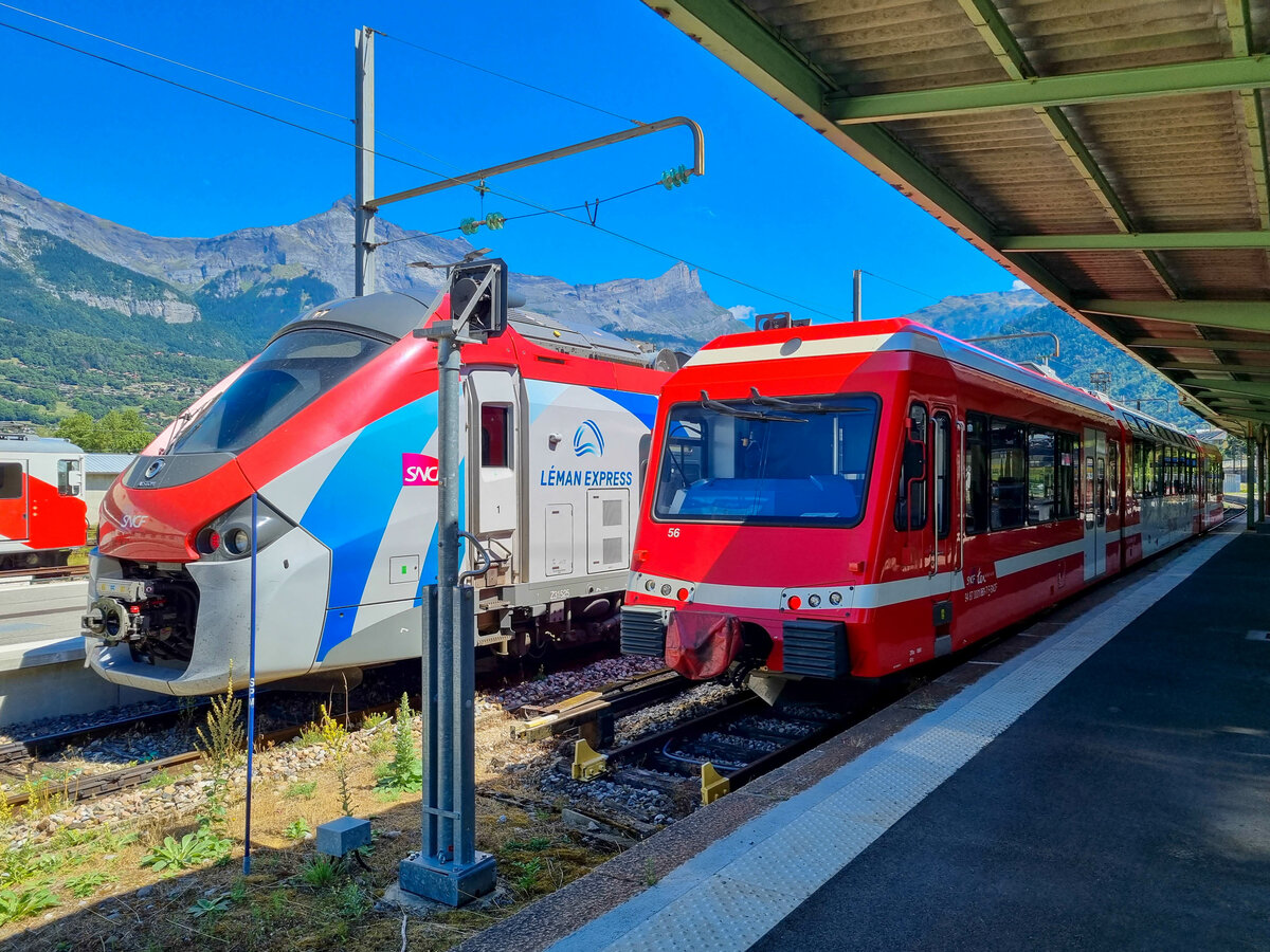Triebzug SNCF Z 850 N° 56 Mont-Blanc-Express nach Vallorcine neben Z 31525 des Leman Express in Saint-Gervais-Le Fayet, 02.08.2022.