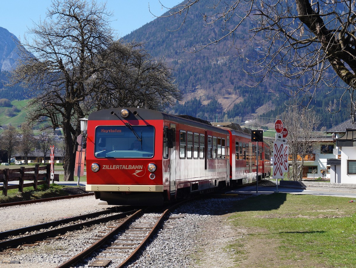 Triebzug der Zillertalbahn als R 147 nach Mayrhofen beim Zwischenstopp in Strass am 29. März 2014.