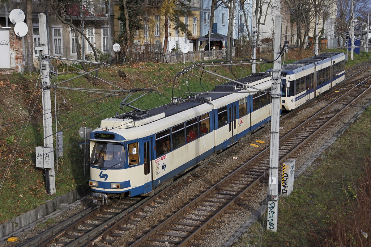 Triewagen 125 + 409 der Badnerbahn nahe der Haltestelle Schedifkaplatz am 1.12.2015.