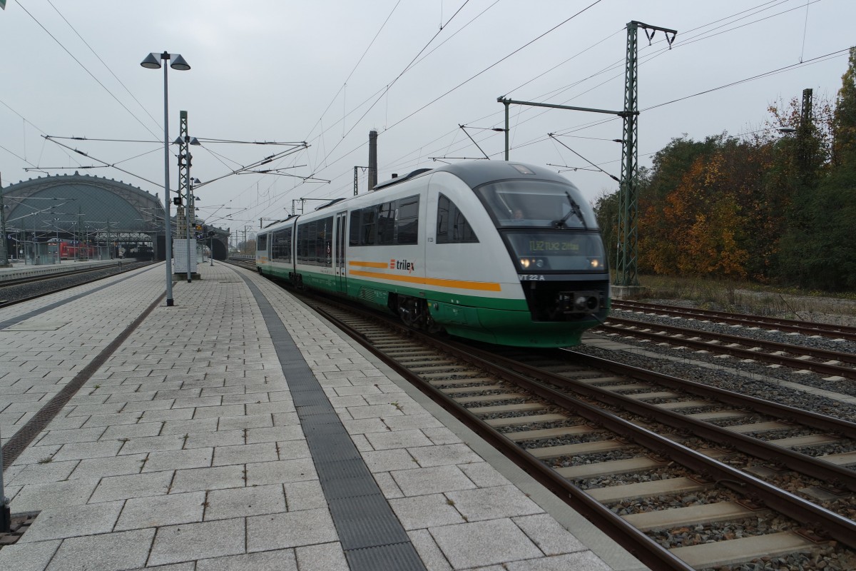 Trilex VT22 als TLX2 nach Zittau verlässt am 30.10.2015 den Bahnhof Dresden-Neustadt. 