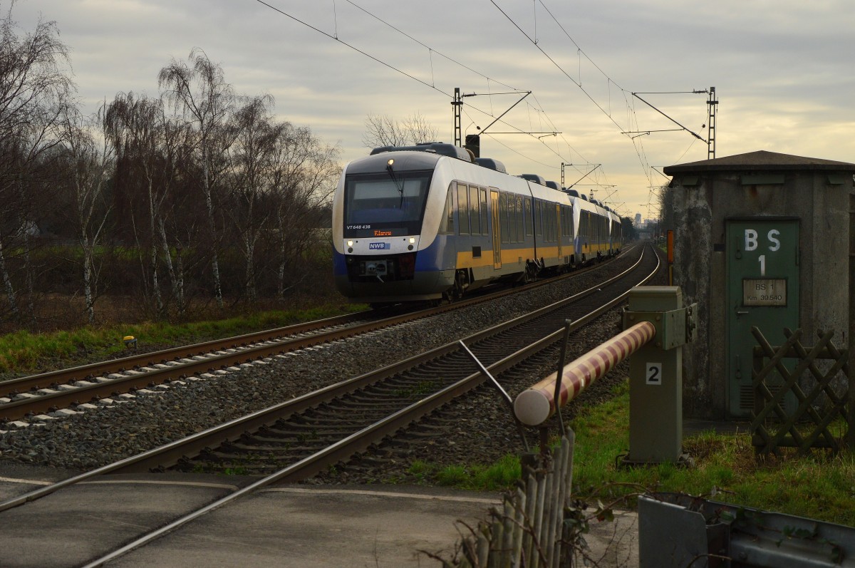 Trippel als RE10 nach Kleve fahrend beim Bü Broicherseite in Kaarst. 19.12.2015