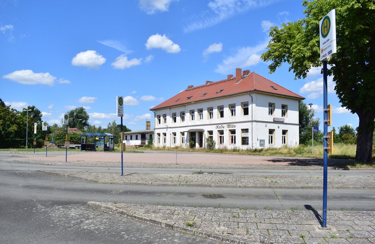 Tristesse in Kalbe. Blick über den Busbahnhof auf den alten Bahnhof in Kalbe (Milde). Einst erreichte man von Kalbe aus viele Orte über die Altmärkische Kleinbahn. Der letzte Zug ist hier 2001 auf dem Abschnitt Hohenwulsch - Kalbe gefahren. Das Empfangsgebäude hatte zu damaligen Zeiten noch ein Bahnhofsbistro zu bieten. Heute steht das Empfangsgebäude leer und ist von Vandalismus gezeichnet. 

Kalbe (Milde) 16.07.2023
