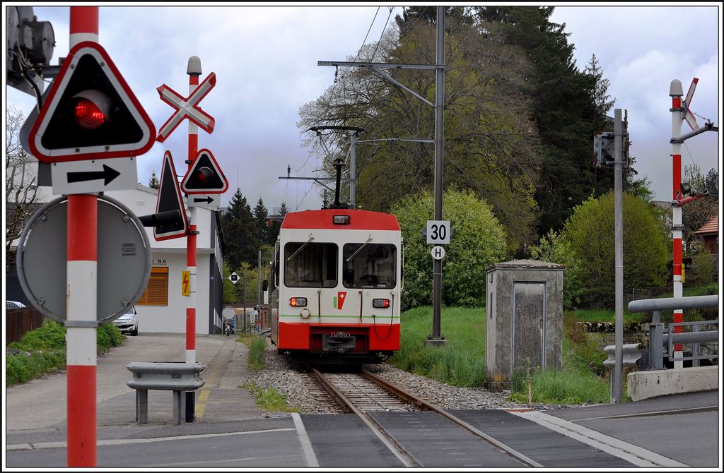TRN BDe 4/4 8 quert die Rue de Grenier bei La Chaux-de-Fonds-Grenier. (12.05.2014)