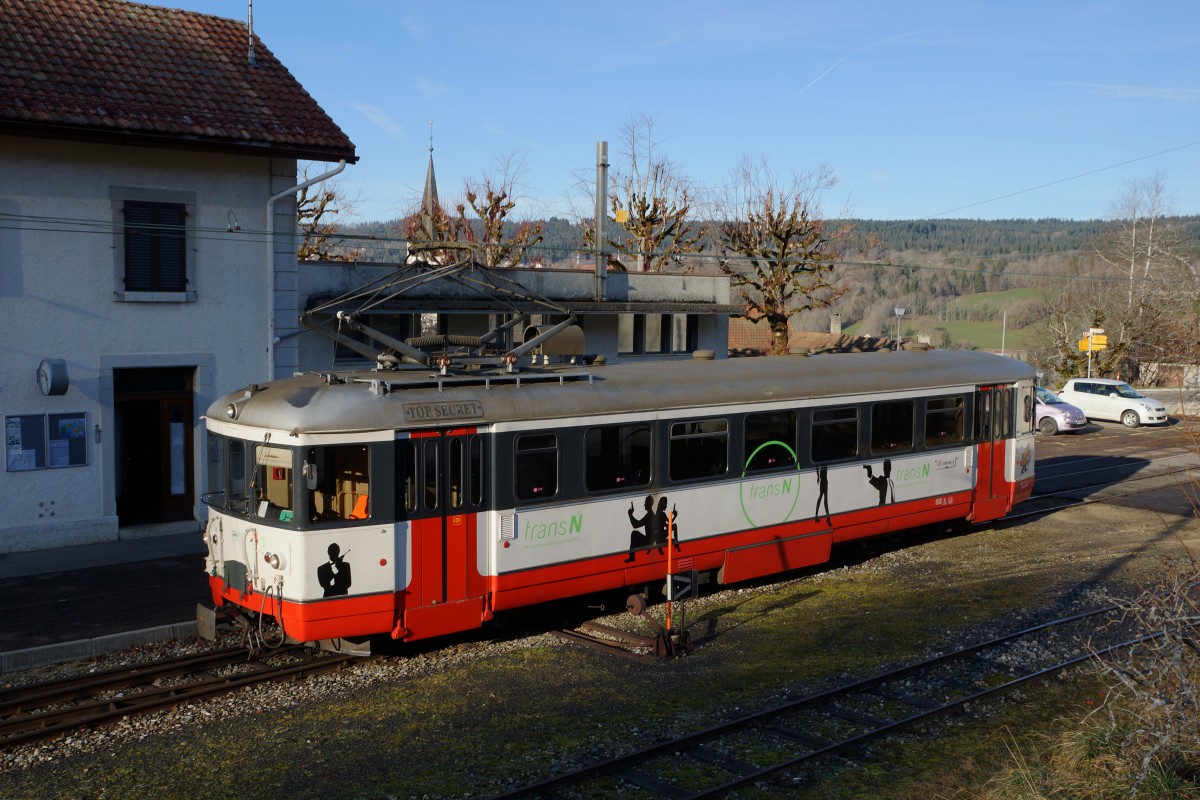 TRN: Der BDe 4/4 3 aus dem Jahre 1950 auf der Endstation Le Brenets am 22. Dezember 2015. Dieses Fahrzeug bedient noch jeden Tag die 125-järige Strecke Le Locle-Les Brenets, deren Fahrt 7 Minuten dauert.
Foto: Walter Ruetsch 