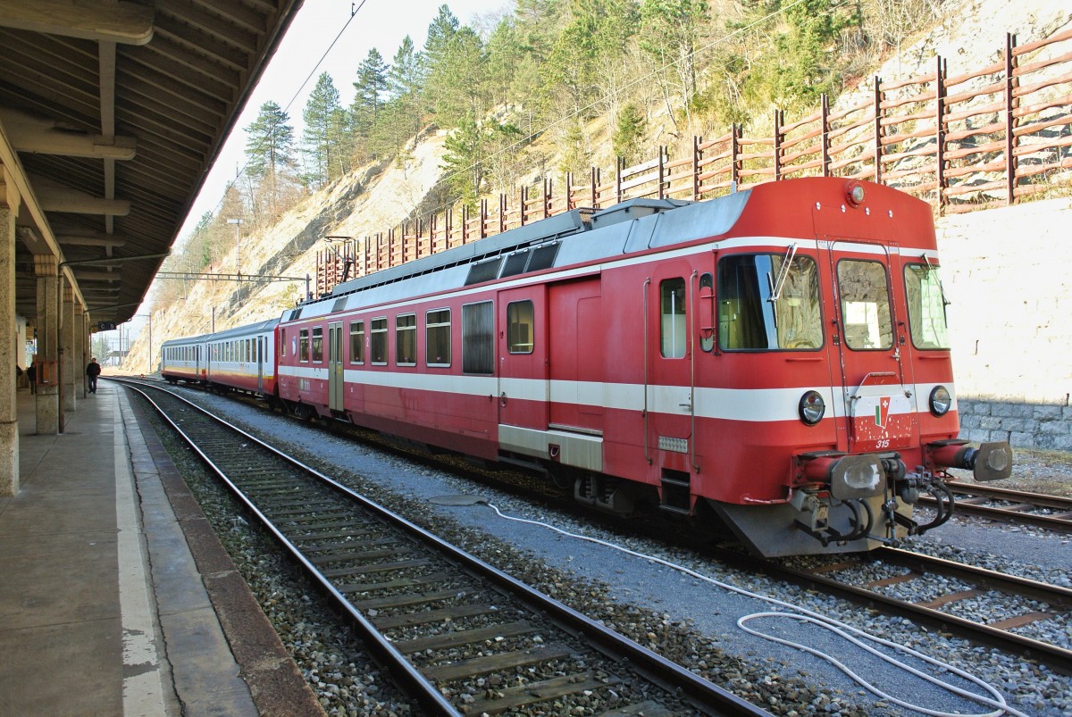 TRN ex. RVT RBDe (ex. RABDe) 567 315, B EWI 50 85 20-33 301-7 und ABt 202 abgestellt in Vallorbe, 28.11.2013.