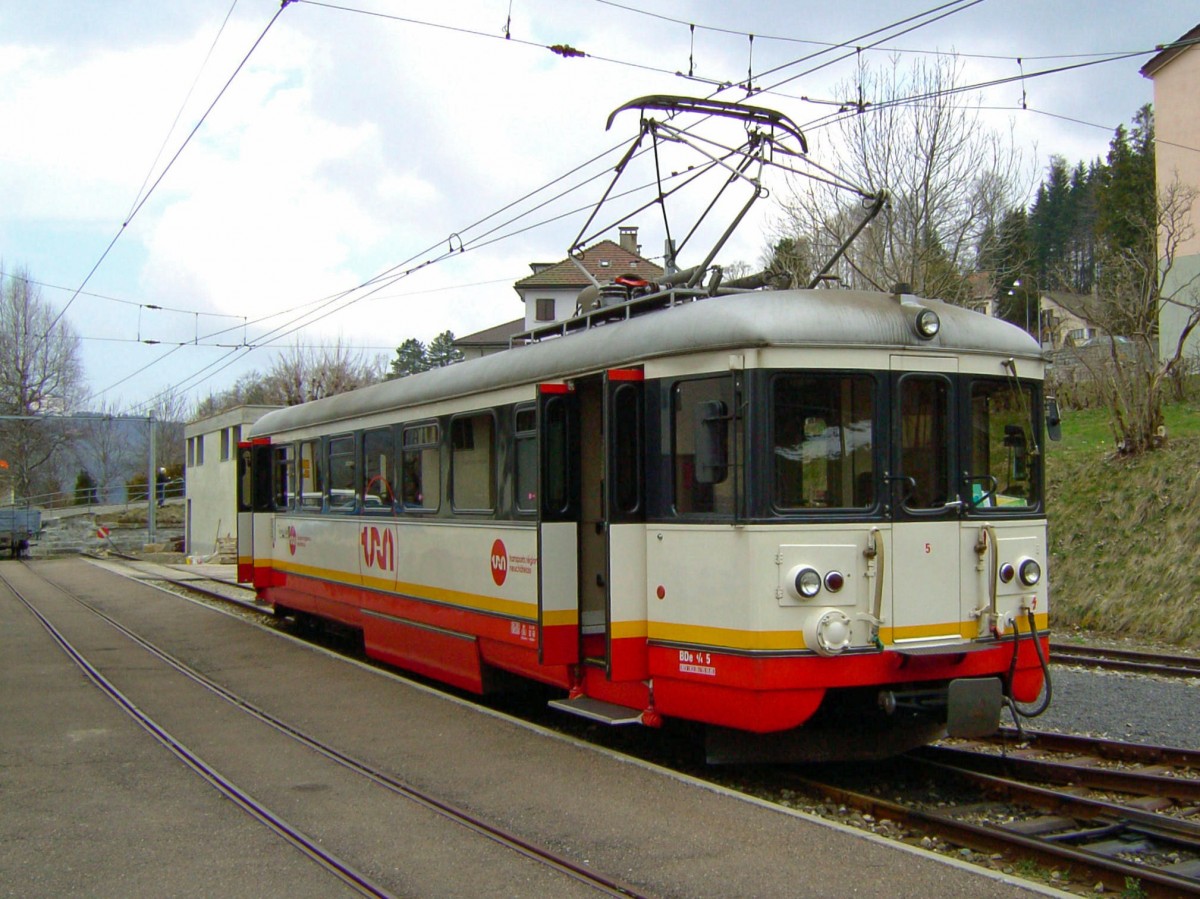 TRN - Le Locle-Les Brenets. BDe 4/4 N° 5 mit altem Logo im Endbahnhof Les Brenets (873 m.ü.M.). Streckenlänge: 4.24 km. Diese Bahnlinie hat einen Namen:  LE REGIONAL  -  03.04.2007
