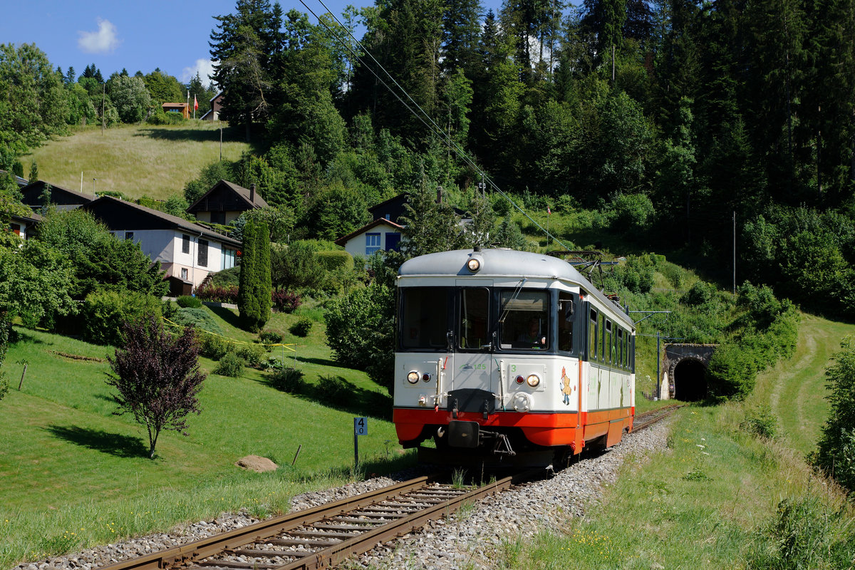TRN/CMN: Noch rattern die kleinen roten Züge auf den abgelegenen Strecken zwischen La Chaux-de-Fonds - Les Ponts-de-Martel und Le Locle - Les Brenets mit einer Eigentumslänge von 20 km hin und her. Wegen dem schlechten Zustand der Infrastruktur und den alten Fahrzeugen aus den Jahren 1950 und 1991 sind diese Strecken von der Umstellung auf einen eventuellen Busbetrieb stark bedroht. BDe 4/4 3 bei Les Brenets am 18. Juli 2016. 
Foto: Walter Ruetsch 
