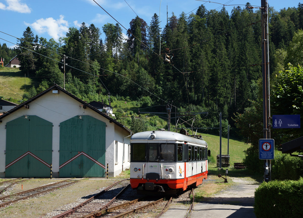 TRN/CMN: Noch rattern die kleinen roten Züge auf den abgelegenen Strecken zwischen La Chaux-de-Fonds - Les Ponts-de-Martel und Le Locle - Les Brenets mit einer Eigentumslänge von 20 km hin und her. Wegen dem schlechten Zustand der Infrastruktur und den alten Fahrzeugen aus den Jahren 1950 und 1991 sind diese Strecken von der Umstellung auf einen eventuellen Busbetrieb stark bedroht. BDe 4/4 3 neben der Werkstätte in Les Brenets am 18. Juli 2016. 
Foto: Walter Ruetsch 