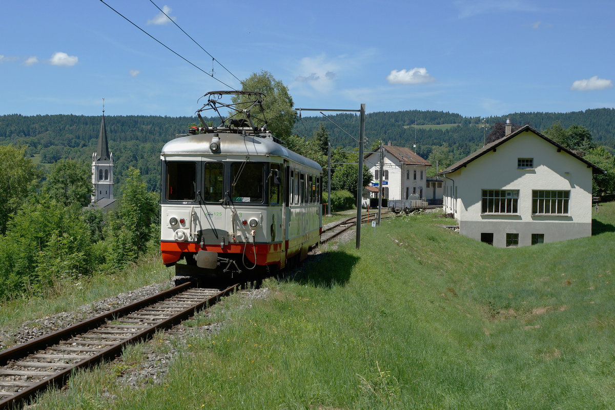 TRN/CMN: Noch rattern die kleinen roten Züge auf den abgelegenen Strecken zwischen La Chaux-de-Fonds - Les Ponts-de-Martel und Le Locle - Les Brenets mit einer Eigentumslänge von 20 km hin und her. Wegen dem schlechten Zustand der Infrastruktur und den alten Fahrzeugen aus den Jahren 1950 und 1991 sind diese Strecken von der Umstellung auf einen eventuellen Busbetrieb stark bedroht. BDe 4/4 3 bei Les Brenets am 18. Juli 2016.
Foto: Walter Ruetsch   