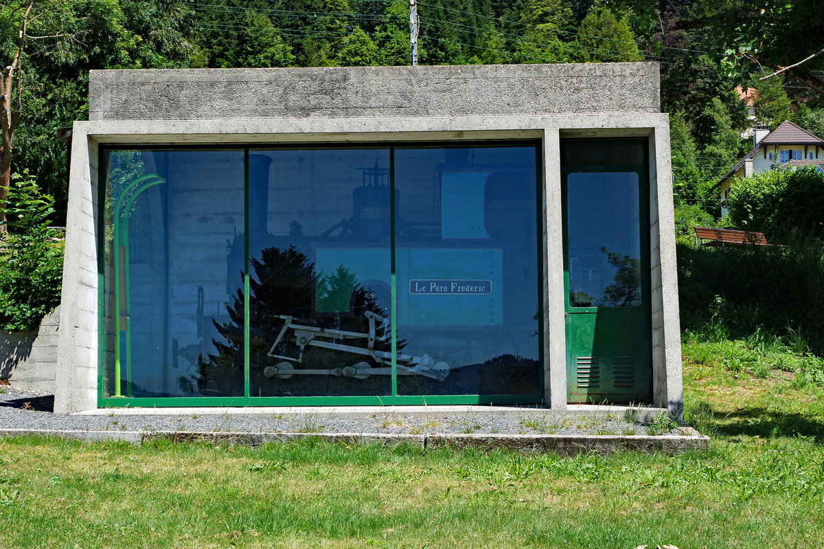 TRN/CMN/RdB: In Les Brenets erinnert die kleine Lok G 3/3 2  Le Père Frédéric  (ehemals Régional des Brenets) aus dem Jahre 1890 an die Anfangszeiten dieser romantischen Bahn, die hoffentlich noch weitere Jahre bestehen wird. Die Schwesterlok G 3/3 1  Le Doubs  ist bei der BC noch in betriebstüchtigem Zustand in besten Händen.
Foto: Walter Ruetsch  