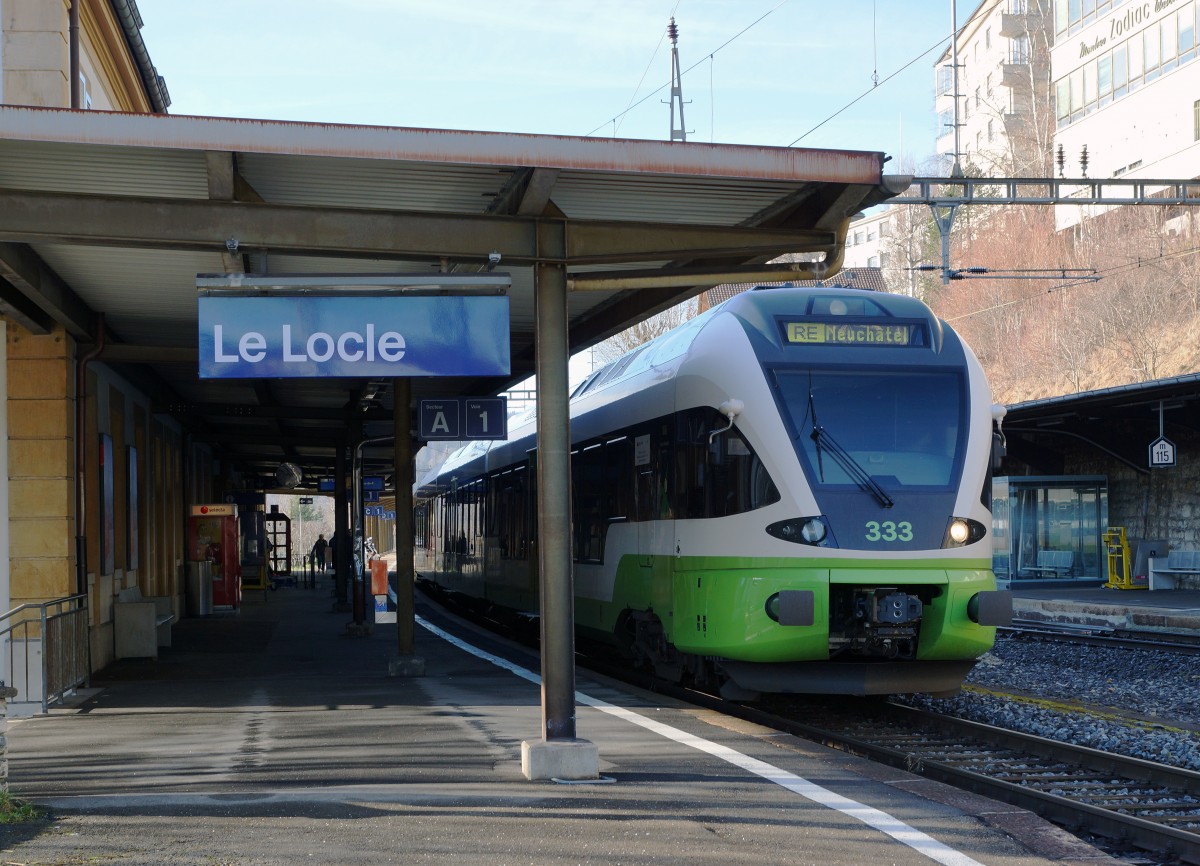 TRN/SBB: Die seit dem Fahrplanwechsel mit FLIRTS geführten RE Neuchâtel-Le Locle verkehren abwechslungsweise mit Fahrzeugen von SBB und TRN. Am 22. Dezember 2015 wartete der TRN RABe 333 in Le Locle auf Fahrgäste nach Neuchâtel.
Foto: Walter Ruetsch 