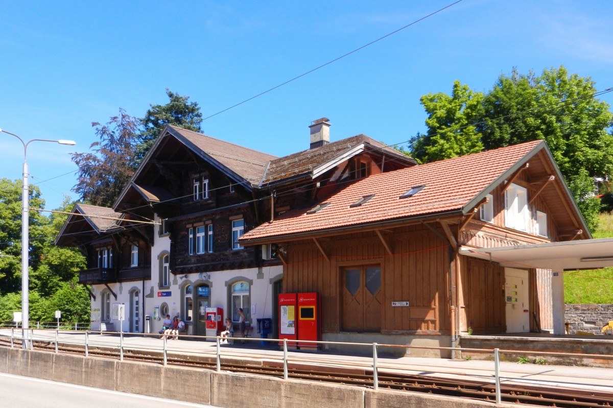 Trogen, Endbahnhof der Bahnstrecke St. Gallen–Trogen. Ein Chalet, wie es einst modern war, Zeugnis aus der Bauzeit der Bahn 1903. Kanton Appenzell Ausserrhoden - 18.07.2014
