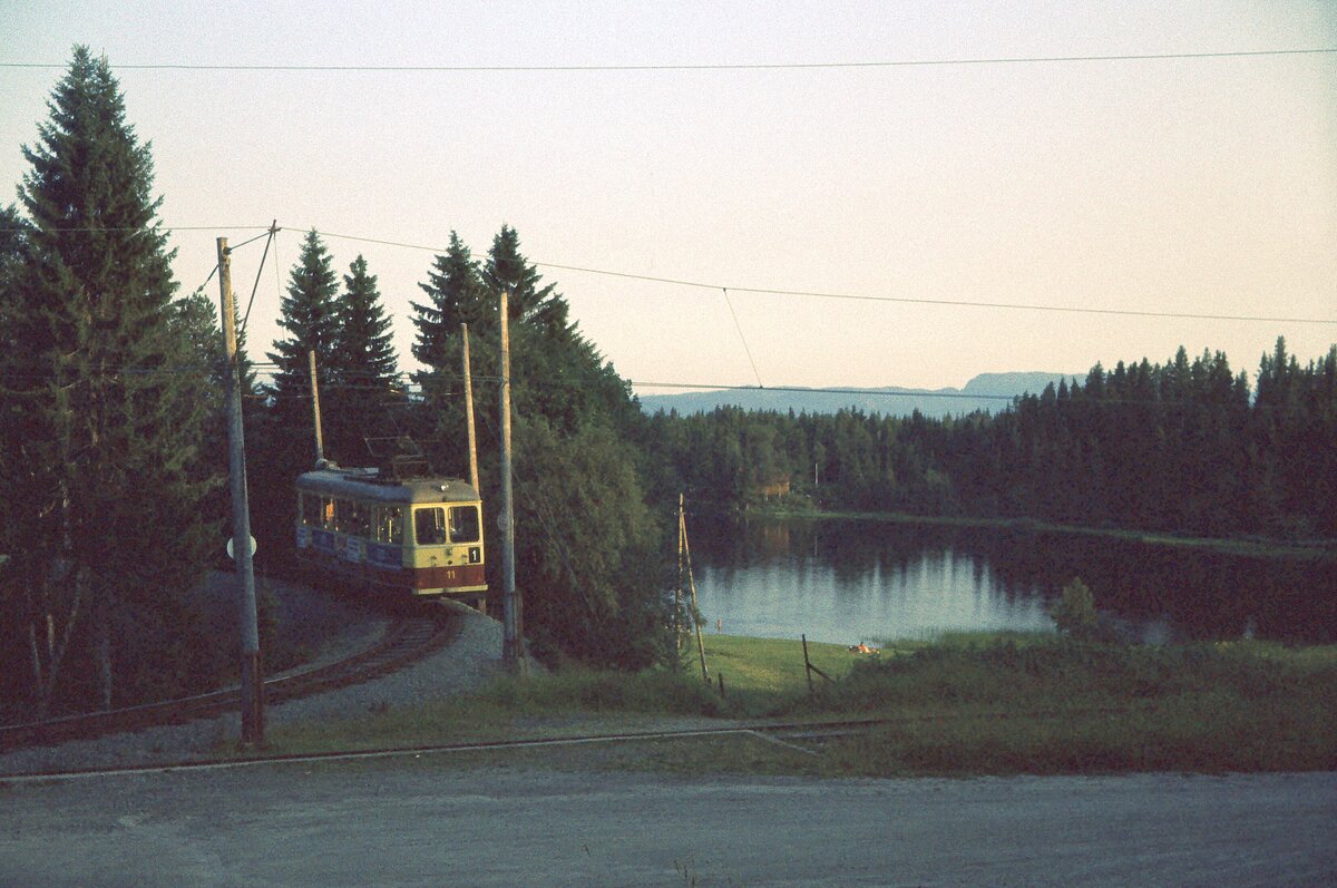 Trondheim 18-08-1979 Tram Linie 1 [Tw 11] in Lian Wendeschleife am See.