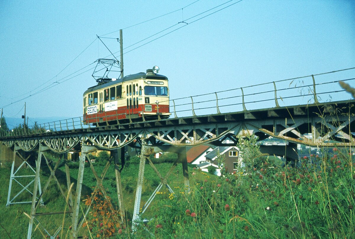 Trondheim 18-08-1979 Tram Linie 1 auf dem Hoem Viadukt über Bøckmans weg.