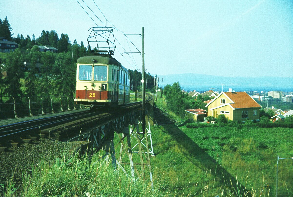 Trondheim 18-08-1979 Tram Linie 1 [Tw28] auf dem Hoem Viadukt über Bøckmans weg.