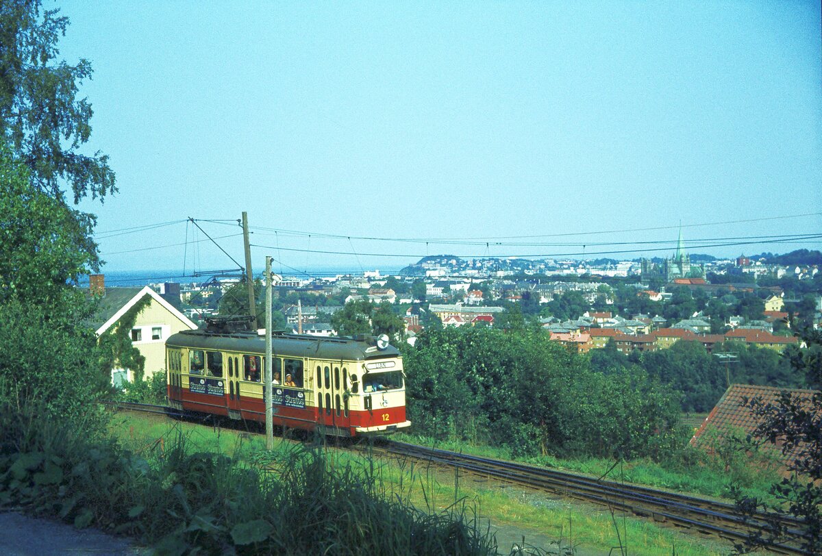 Trondheim 18-08-1979 Tram Linie 1 [Tw 12] auf der Anhöhe, Blick auf Trondheim.