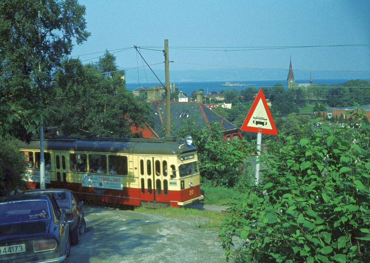 Trondheim 18-08-1979 Tram Linie 1 [Tw 20] fährt bergan Richtung Munkvoll - Lian.