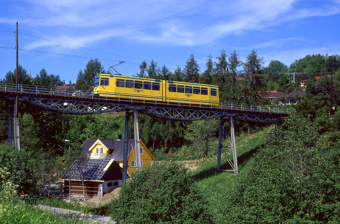 Trondheim Tw 93 auf der Brcke bei Hoen, 12.06.1999.
