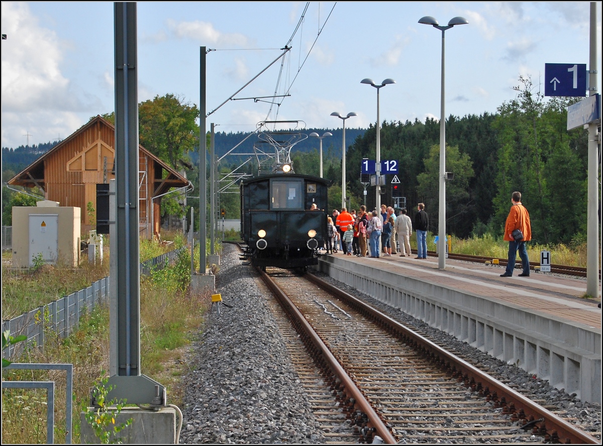 Trossinger Eisenbahn. Endhaltepunkt Trossingen Bahnhof mit der historischen Zuggarnitur.