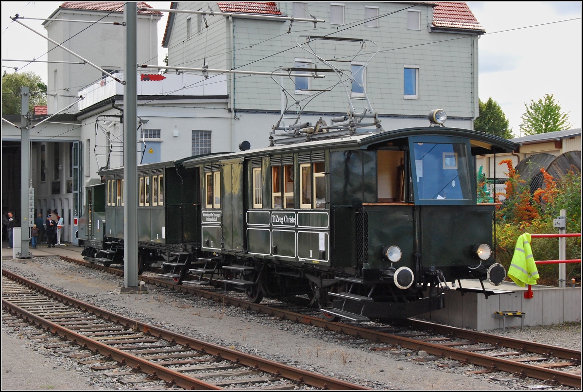 Trossinger Eisenbahn. Endhaltepunkt Trossingen Stadt Museumsbahnsteig mit der historischen Zuggarnitur. Die linke Zugseite ist original, die recht Seite an die neuen Bahnsteighöhen angepasst. September 2008.