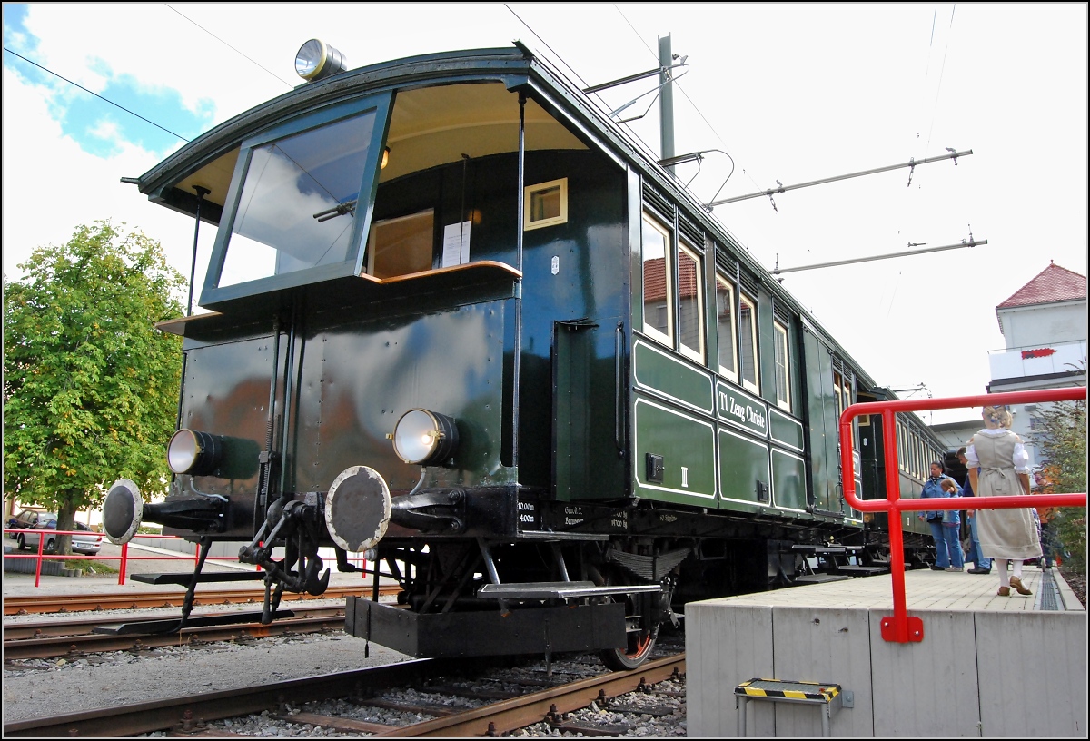 Trossinger Eisenbahn.

T1, Zeug Christe, von der anderen Seite gesehen. Der Bahnsteig und die gekürzten Stufen sind ein Tribut an moderne Zeiten, angebracht an einen Triebwagen, der immerhin schon drei Jahrhunderte gesehen hat... (Trossingen Stadtbahnhof, 07. September 2008, 16:09) 

(Ersatz für ein altes 800-Pixel-Bild, das alte Bild wir später gelöscht)