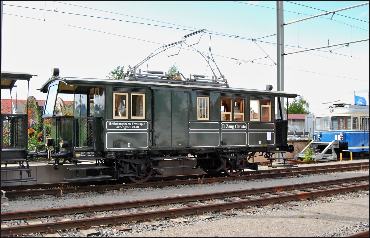 Trossinger Eisenbahn.

Zeug Christe bedeutet Tuchmacher Christian, durch ihn erlangte einst Trossingen Weltbedeutung. Die Bedeutung blieb dem gleichnamigen Triebwagen T1 sicher versagt, aber in Sachen Alter macht diesem Triebwagen keiner was vor. Satte 110 Jahre waren es bei der Aufnahme, dieses Jahr 116. Man beachte auch die lange Treppe hinauf in den Triebwagen. Tag der offenen Tür, Trossingen Stadtbahnhof, 07. September 2008.