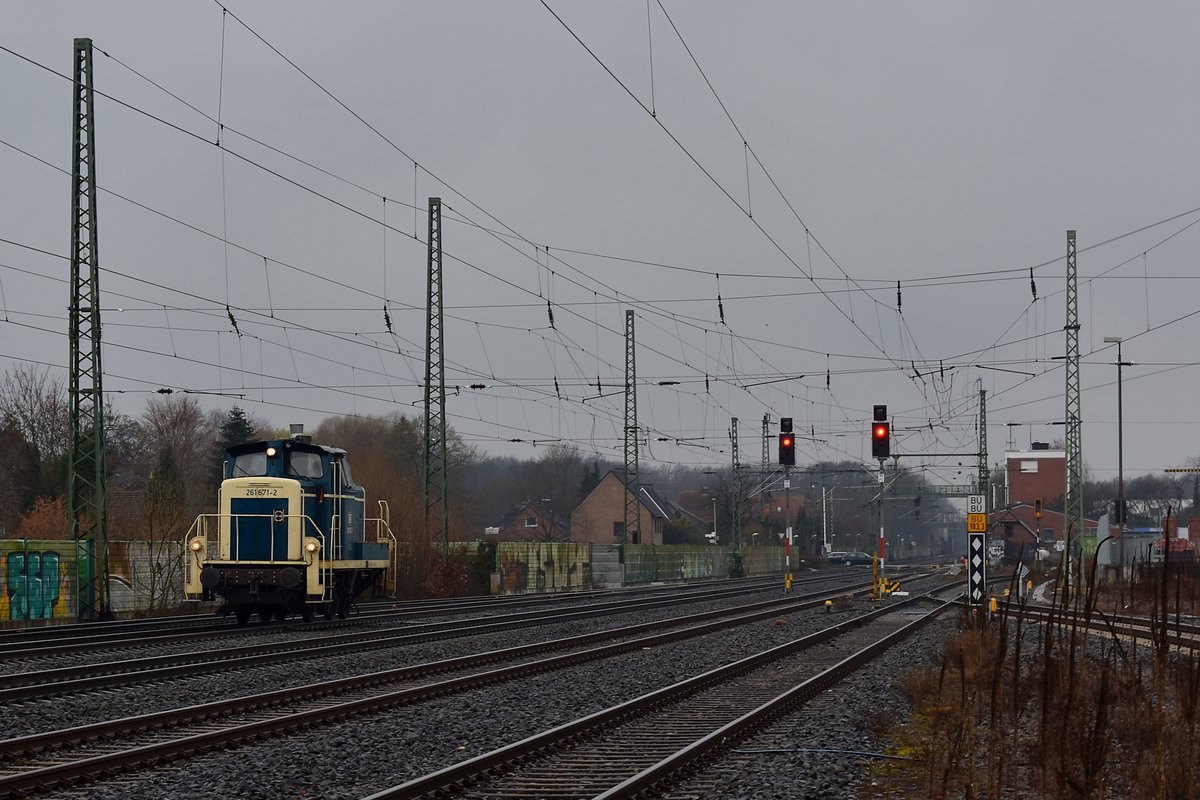 Trotz aller Widrigkeiten (11°C und Regen) machte ich mich am 3.3.2019 auf den Weg, um 361 671, bezeichnet als BR 261, von AVOLL auf ihrer Fahrt nach Münster Gbf aufzunehmen. Sie zeigt sich hier allein auf weiter Flur bei der Durchfahrt durch den Bbf (Strecke Münster-Wanne), bzw. Pbf (Strecke Münster-Coesfeld) Münster-Mecklenbeck. Der neue Bahnhof wurde erst wenige Monate zuvor am Fahrplanwechsel in Betrieb genommen und stellt mit beiden Bahnsteigenden eine neue Fotomöglichkeit dar. AVOLL hat die Lok in den optisch ansprechenden Ursprungszustand (ozeanblau+beige) zurückversetzt, und vielleicht ist sie bei dem Wetter wenigstens sauber geworden.
