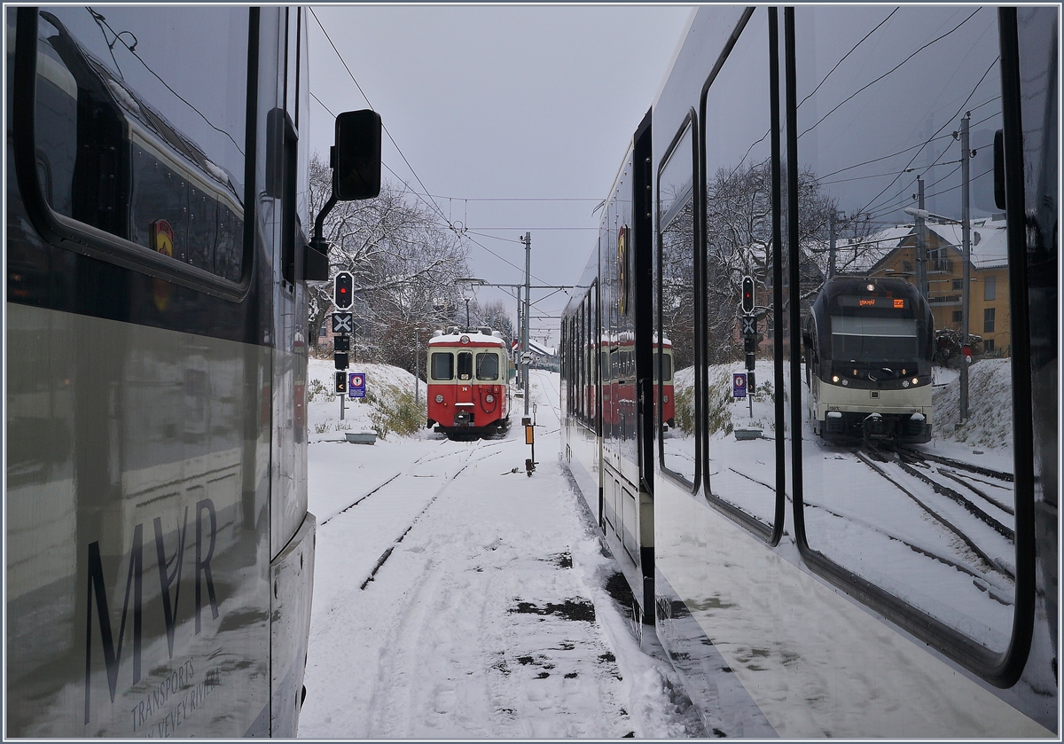 Trotz des engen Bahnsteiges in Blonay ein interessanter (Spiegel)-Blick: Während ein SURF von Les Pléiades kommend, Blonay erreicht, wartet der links im Bild angedeutet Zug auf die Streckenfreigabe. Der BDeh 2/4 74 und der SURF links warten auf spätere Einsätze.
8 Jan. 2017