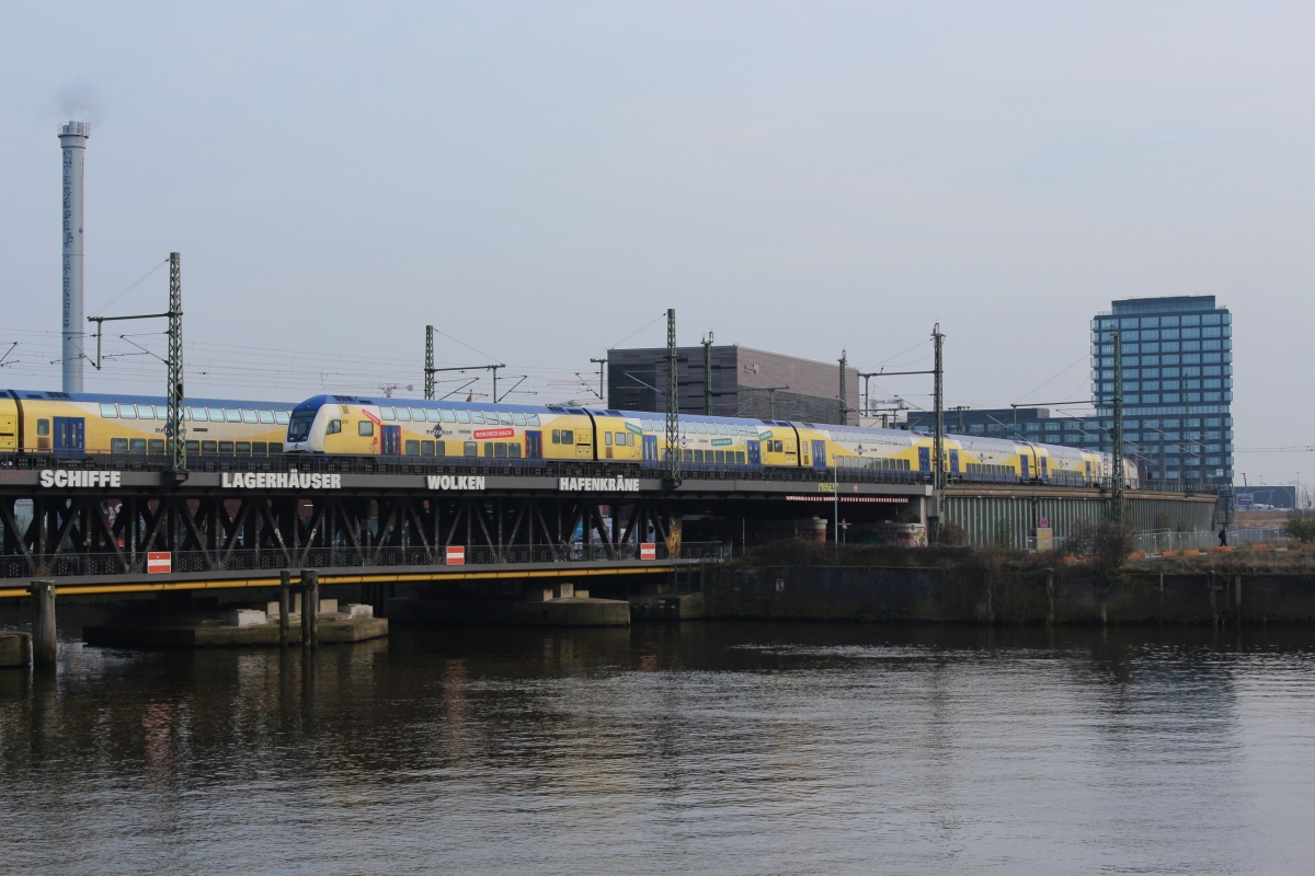 Trotz des Verlustes der Leistungen nach Cuxhaven ist Hamburg veiterhin fest in der Hand von Metronom-Zügen. Am 04.04.2019 erreicht ein RE aus Bremen die Hansestadt, währen auf dem Nachbargleis ein weiterer bereitsteht.