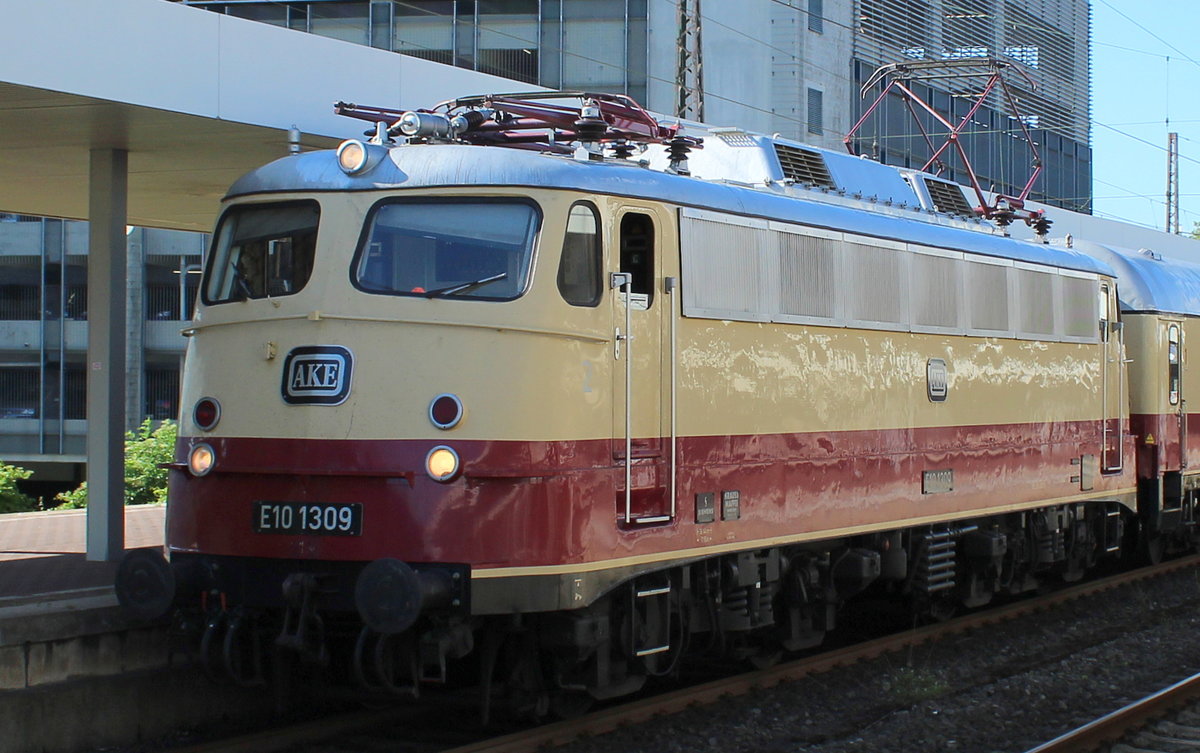 Trotz eher schlechteren Lichtverhältnissen, die der Tageszeit geschuldet sind, macht E10 1309 eigentlich immer eine gute Figur. Hier hatte sie AKE 24, der am 16.06.19 nach Ostseebad Binz fuhr, am Haken.