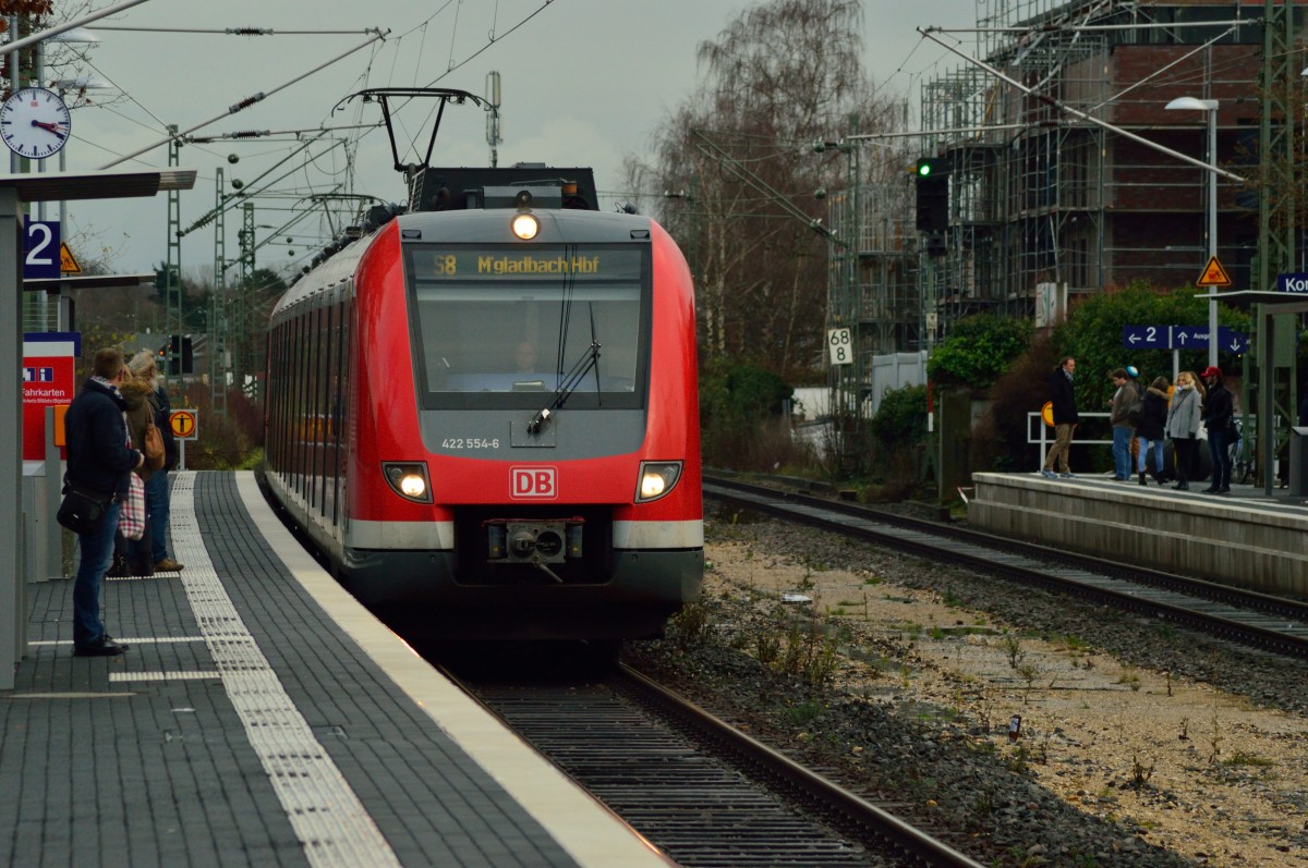 Trotz Fahrplanwechsel, es gibt sie noch. Hier kommt ein S8 Zug von 422 554-6 gezogen in den Bahnhof Korschenbroich eingefahren.....er hat gut eine viertelstunde Verspätung aus betrieblichen Gründen wie die Anzeigetafel und der Lautsprecher gelegentlich kunt tut. Freitag 19.12.2014