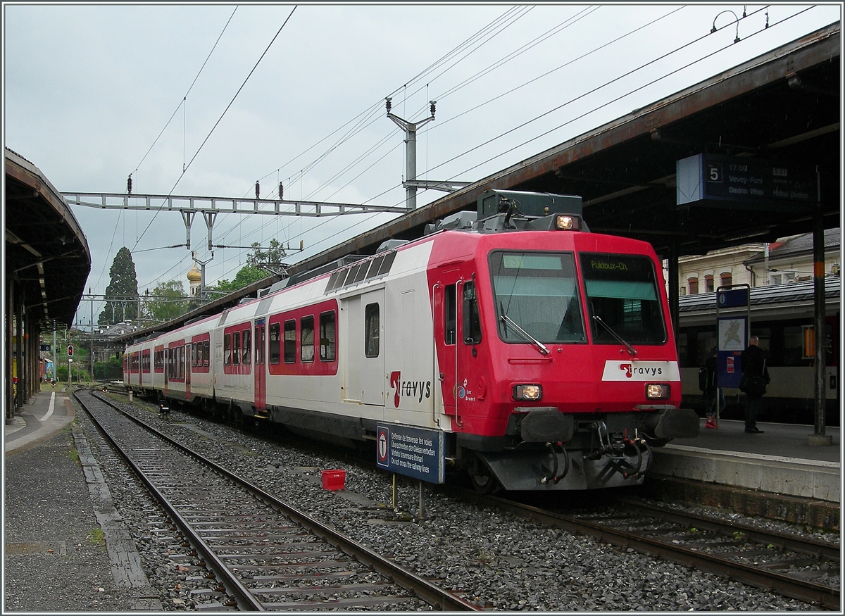 Trotz Fahrzeugmangel bei der PBr pendelt ein Travys Dominio als  Train des Vigens  zwischen Vevey und Puidoux - Chexbres, heute Vormittag, infolge Unterspühlung der Strecke Vevey - Lausanne bei Lutry sogar im Haldbstundentakt. 
Vevey,den 5. Mai 2015