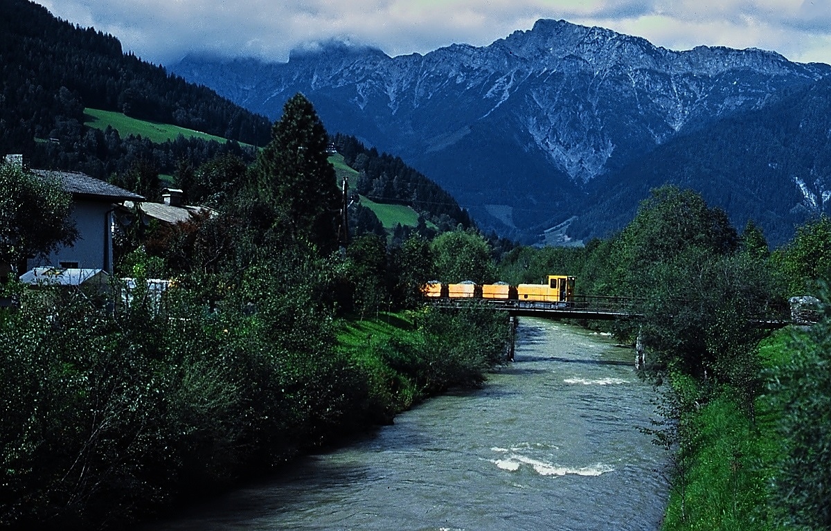 Trotz ihrer nur 1,2 km langen Strecke gab es reizvolle Fotomotive auf der schmalspurigen Saalfeldener Diabasbahn, z. B. die Saalachbrücke, die ein beladener Zug auf dem Weg von Diabaswerk zum Bahnhof im Juni 2000 überquert.