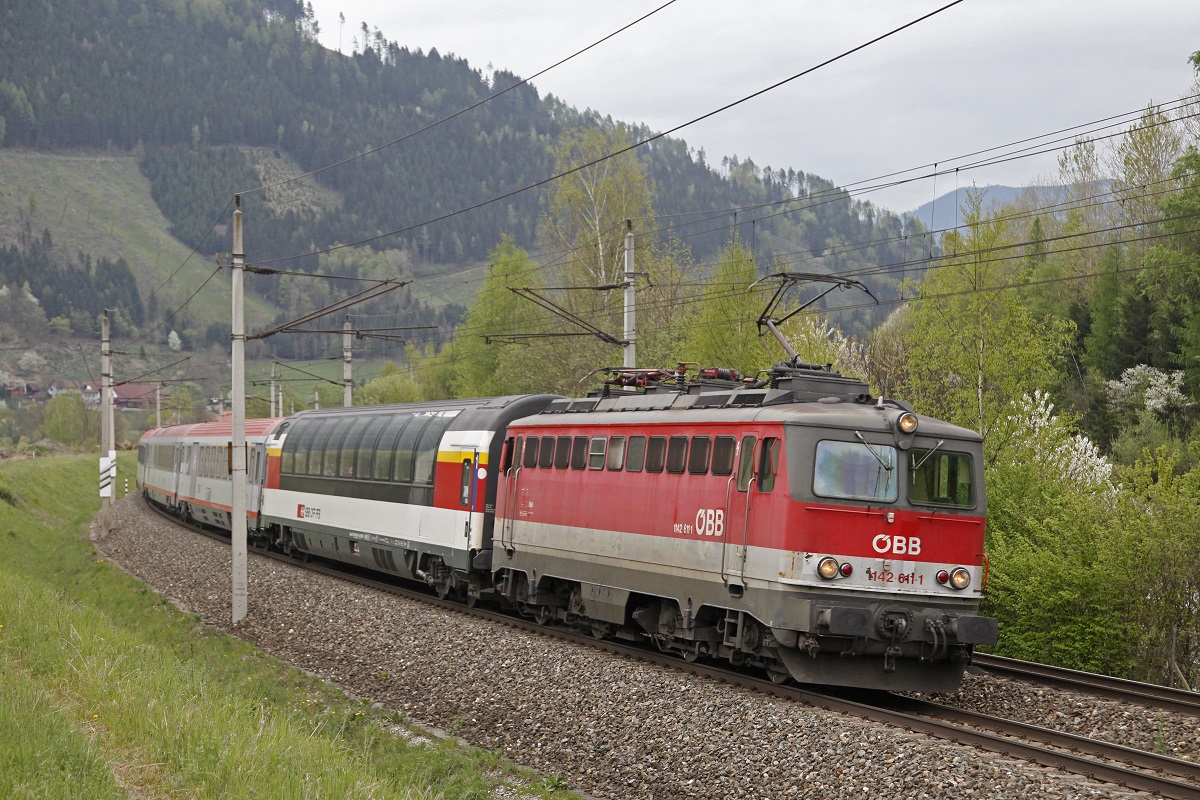 Trotz ihres Alters ist die Reihe 1142 im Bahnbetrieb in Österreich nicht wegzudenken. Fallweise ist sie auch noch hochwertigen Reisezugverkehr anzutreffen, hier zu sehen mit der 1142 611 am EC164 (Graz - Zürich) bei Bruck an der Mur am 28.04.2015. Die Lok blieb von Graz bis Selthal am Zug, als erster Wagen ist der SBB-Panoramawagen gereiht.