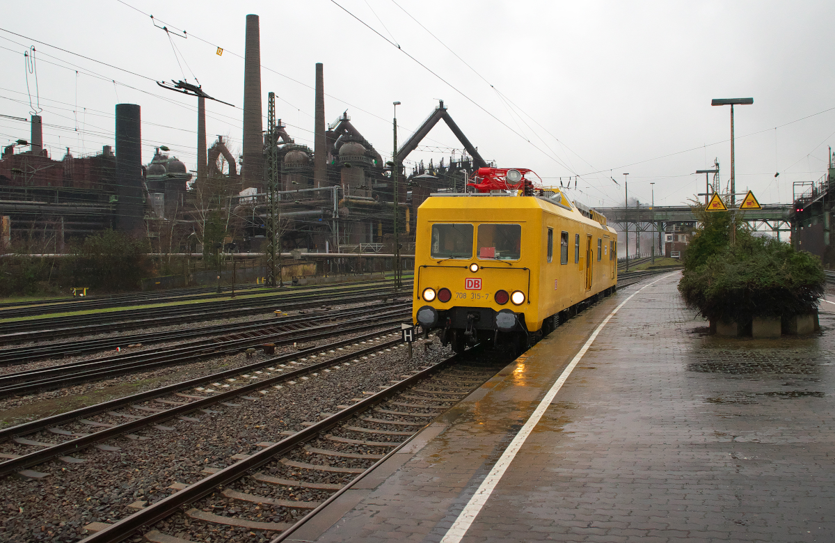 Trotz ISO 1600 - Der Oberleitungsrevisionstriebwagen 708 315-7 musste in Völklingen den SÜWEX vorbei lassen und rollt nun bis zum Ausfahrsignal auf Gleis 3 durch den Völklinger Bahnhof. Gleis 3 war früher das Gleis der Bisttalbahn, während die Gleise 4 und 5 der Köllertalbahn vorbehalten waren - 22.01.2018
