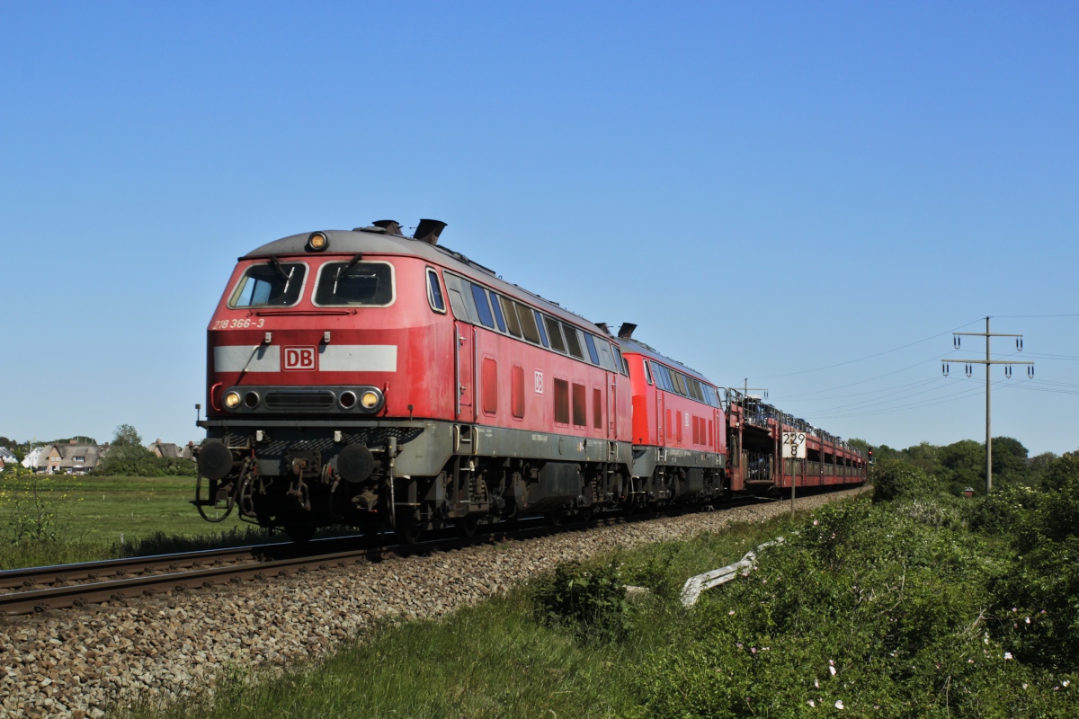 Trotz der Mietloks sind die roten 218 auf der Marschbahn in der Überzahl. Am 15.06.2020 sind 218 366-3 und eine weitere 218 bei Morsum auf dem Weg nach Westerland.