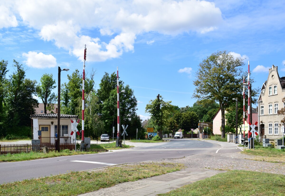 Trotz der Modernisierung der Strecke verblieben die Schrankenposten in den Bahnhöfen wie in Büden oder auch hier in Loburg.

Loburg 23.07.2020
