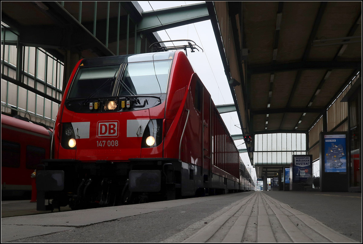 Trotz der momentanen Kälte kann die Lok hoffentlich planmäßig ihren Dienst tun -

... während wir Menschen bei diesem Wetter gerne einen ausserplan-mäßigen Husten entwickeln. 

147 008 im Stuttgarter Hbf, 23.02.2018 (M)
