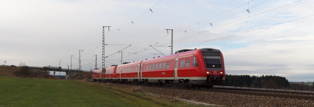Trotz neuem Fahrdraht dieselt es noch gewaltig im Vogtland. Im Zweistundentakt gibt es mit E-Lok bespannte Personenzüge zu sehen, die auf der Relation Dresden - Zwickau - Hof und zurück unterwegs sind. Auch die 612er verkehren im Zweistundentakt zwischen Dresden und Nürnberg. 612 055 und ein Schwestertriebwagen sind bei Kornbach im Vogtland in der Relation Nürnberg - Dresden zwischen Hof und Plauen unterwegs. Bahnstrecke 6362 Leipzig - Hof am 28.12.2013