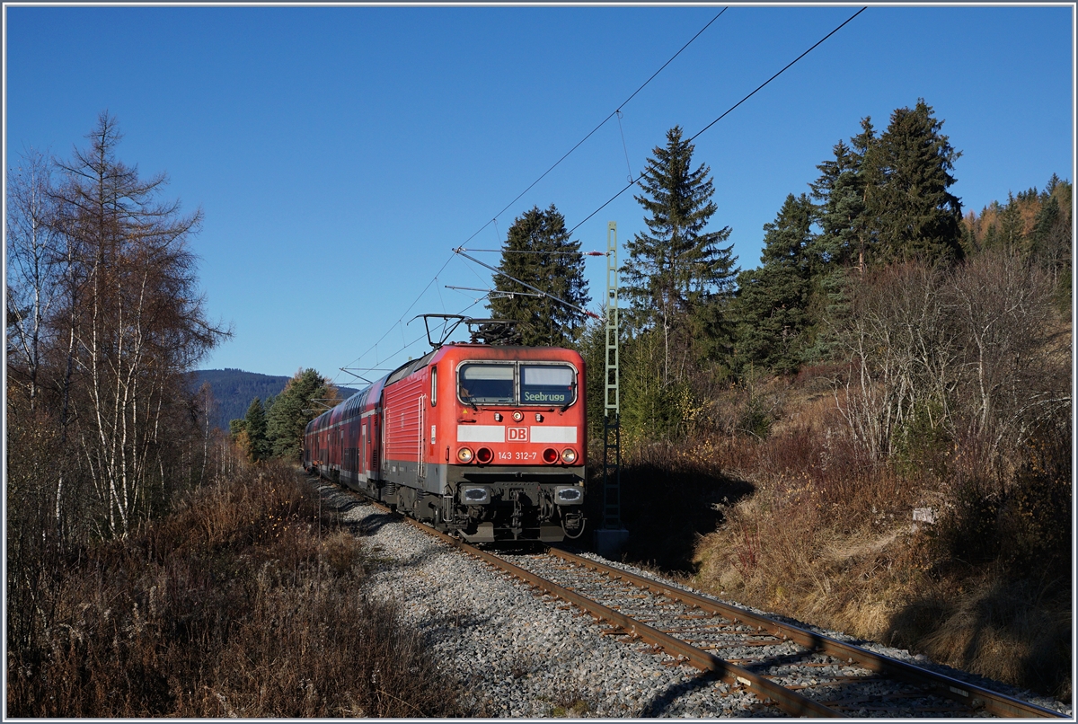 Trotz neuen Fahrleitungsmasten und Y-Schwellen bleibt die Dreiseenbahn äußerst reizvoll und verwöhnte mich, so fand ich jedenfalls, mit einem Hauch Skandinavien, als ich die DB 143 312-7 mit ihrer Regionalbahn 17267 zwischen Aha und Schluchsee fotografierte.
29. Nov. 2016